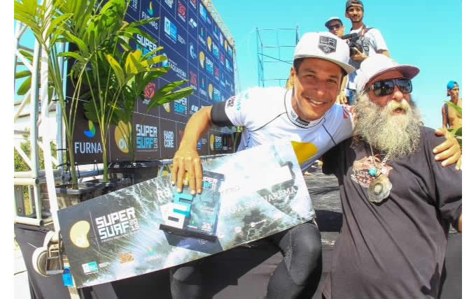 Brasileiro Lucas Silveira conquista QS3000 de Santa Cruz - Surf - Jornal  Record